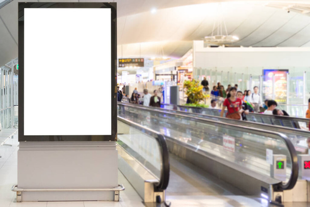 大規模な液晶広告を背景に空港で空白の広告看板 - 写真・画像