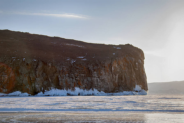 Сонце, що сідає, освітлює скелястий берег острова Ольхон. - Фото, зображення
