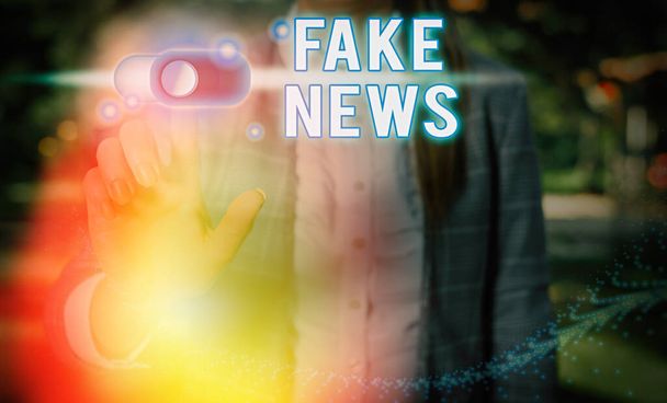 Word Writing Text Fake News. Geschäftskonzept zur Informationsvermittlung an Medien, die nicht der Wahrheit entsprechen. - Foto, Bild