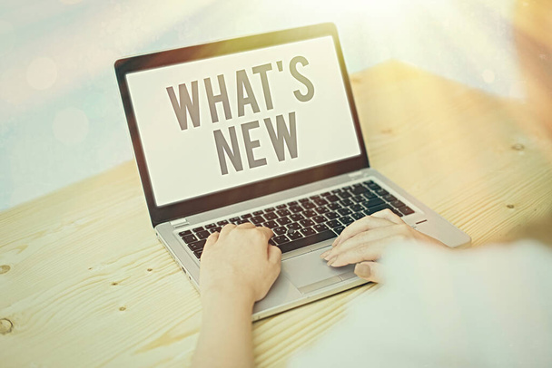 Kirjoitetaan "What S Is New". Business valokuva esittelee Kysymyksiä uusimmat päivitykset Trendit ja Happening News
. - Valokuva, kuva