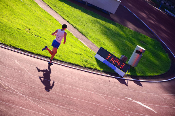 Athlete run on track during race - Zdjęcie, obraz