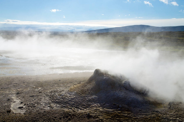 Obszar gorących źródeł Hveravellir, Islandia. Wyżyny Islandii - Zdjęcie, obraz