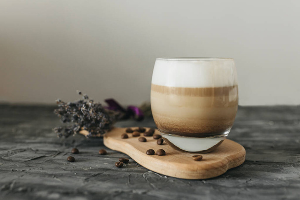 cappuccino avec grains de café et lavande sur un support en bois
 - Photo, image