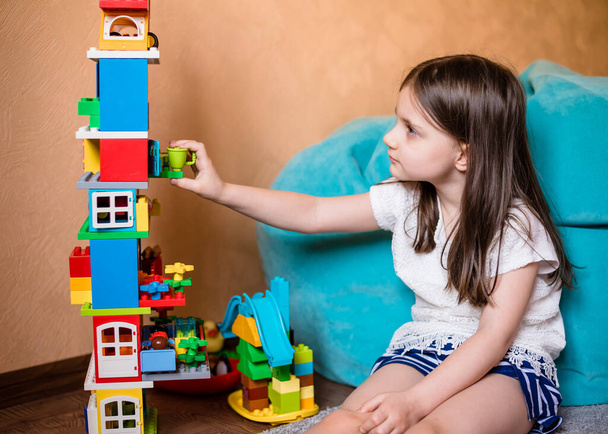 Preschool girl joue avec lego duplo. Des gars de lego colorés. Gros plan
.  - Photo, image