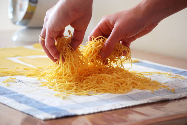 Espaguetis de pasta fresca hechos a mano italianos
 - Foto, imagen