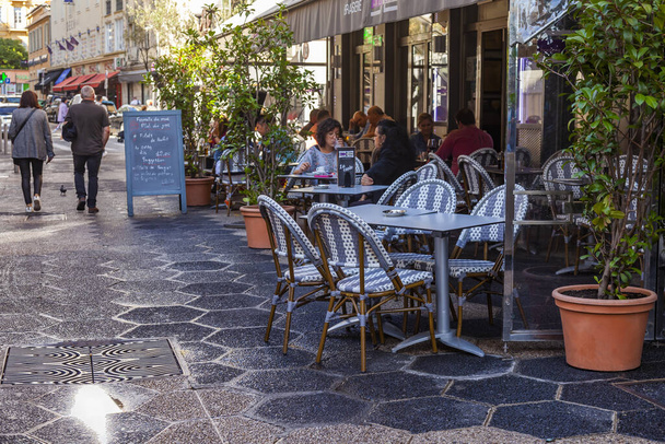 ニース、フランス、 10月8 、 2019 。居心地の良い通りのカフェで食事をしたりリラックスしたり  - 写真・画像