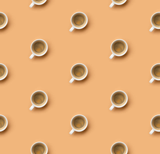 Koffiepatroon met witte espresso beker op beige. Pop art minimale platte lag creatieve compositie. Ochtend ontbijt achtergrond - Foto, afbeelding