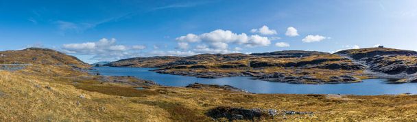 Noorwegen panorama bergen meer op zonnige dag landschap. Wilde natuur reizen, blauwe lucht, heldere kleuren. Wandelend Scandinavisch landschap - Foto, afbeelding