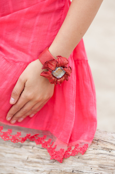Όμορφη κοπέλα φορώντας ένα χειροποίητο βραχιόλι της θάλασσας - Φωτογραφία, εικόνα