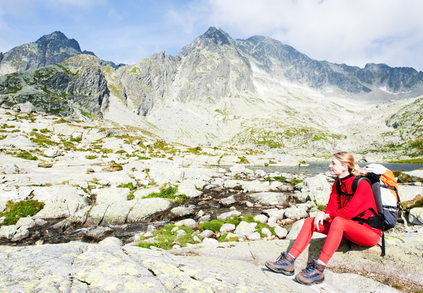 vrouw backpacker op vijf spis bergmeertjes, vysoke tatry (Hoge Tatra), - Foto, afbeelding