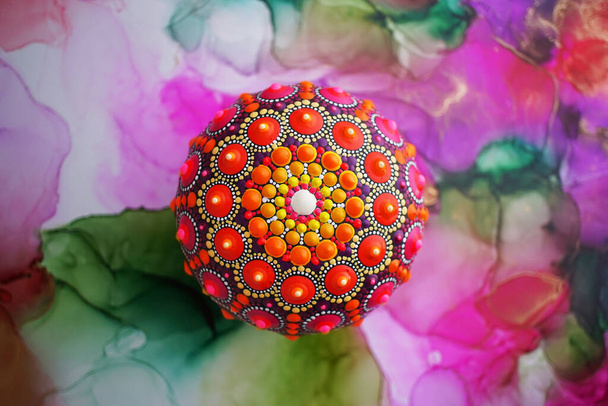 Schöne handbemalte Mandala auf Alkohol Tinte abstrakten Hintergrund - Foto, Bild