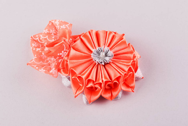 Kanzashi hairpin made of special ribbons - Foto, imagen