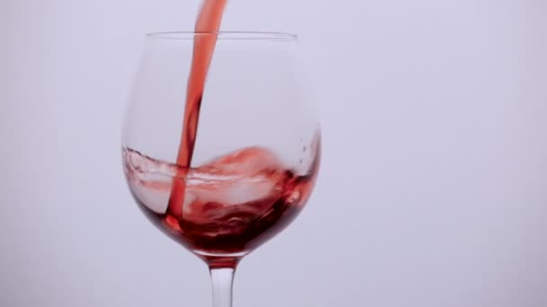 pours wine into a glass in slow motion - Πλάνα, βίντεο