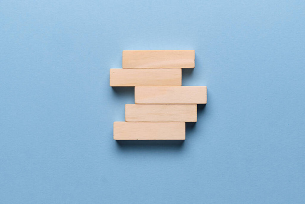Bloques de madera para copiar espacio sobre un fondo azul. De cerca.
. - Foto, imagen