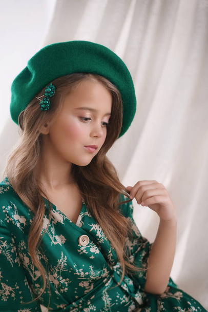 портрет красивої маленької дівчинки в зеленому платті
 - Фото, зображення