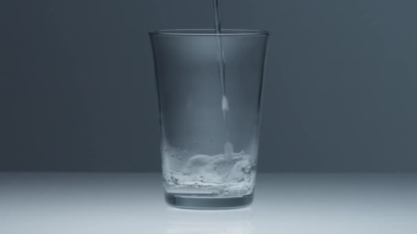 transparentes Glas mit Wasser gefüllt - Filmmaterial, Video
