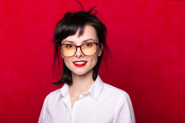 female manager with red lips, red background - Foto, afbeelding