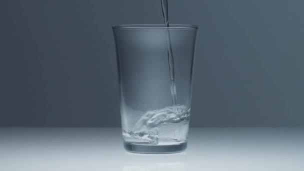 átlátszó, vízzel töltött üveg - Felvétel, videó