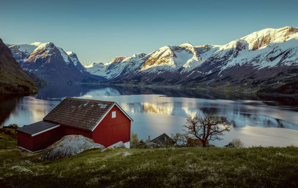 春のノルウェーのフィヨルドの風景 - 写真・画像