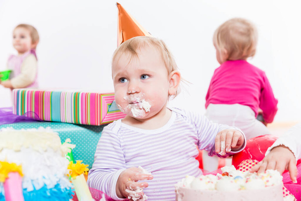 Two toddlers with birthday cake - Fotoğraf, Görsel