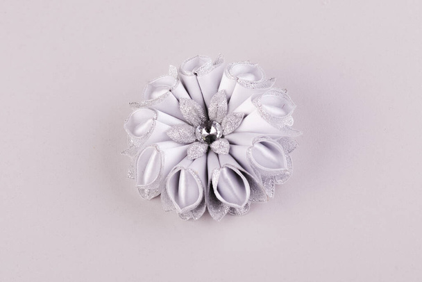 Exquise Kanzashi zilver en wit haar clip - Foto, afbeelding