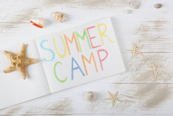 De inscriptie "zomerkamp" op een gekleurde achtergrond bovenaanzicht. - Foto, afbeelding