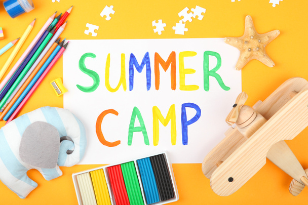 A inscrição "acampamento de verão" em um fundo colorido vista superior
. - Foto, Imagem