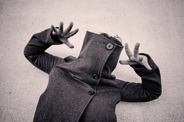 Geheimnisvoller Mantel mit verrückten Frauen in Mode - Foto, Bild