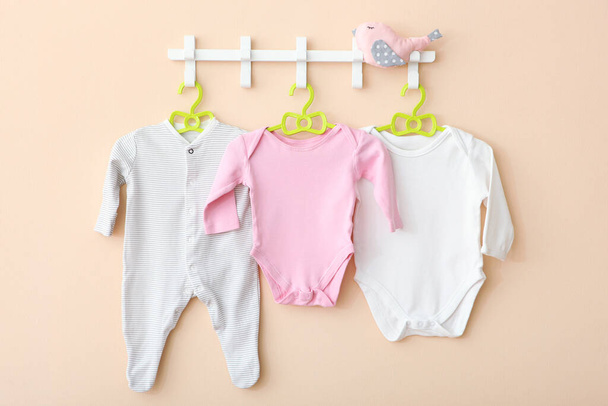 Babykleertjes op een hanger. Plaats voor tekst, minimalisme. - Foto, afbeelding