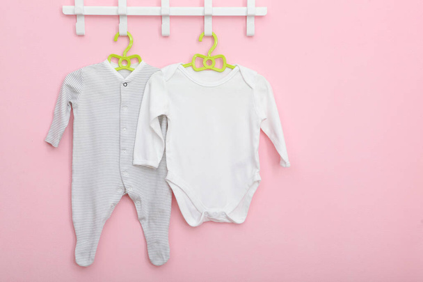 Askıdaki bebek kıyafetleri. Metin ve minimalizm için yer. - Fotoğraf, Görsel