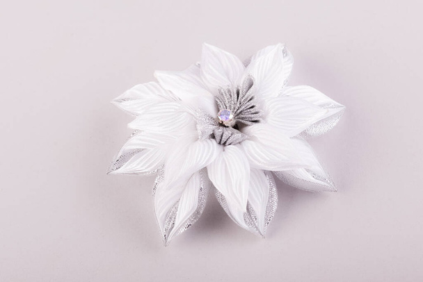 delicate hairpin in the shape of a blossoming flower - Фото, зображення