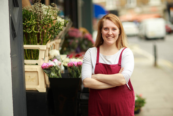 florist outside her shop - Фото, зображення