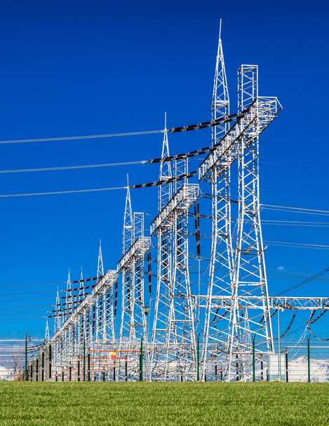 Γραμμή ισχύος πύργου υψηλής τάσης για ηλεκτρισμό και γαλάζιο ουρανό - Φωτογραφία, εικόνα