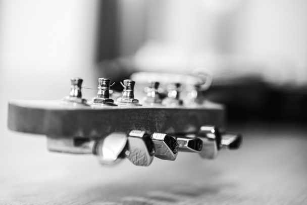Gitarrensaiten, schließen. Akustische Gitarre. Schwarz-Weiß-Fotografie. Selektiver Fokus  - Foto, Bild