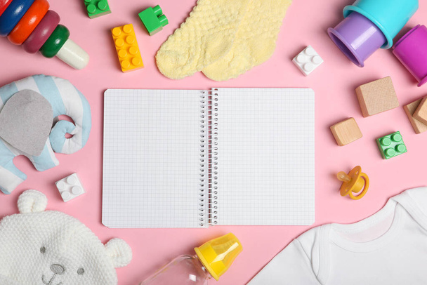 Baba háttér. Ruhák, notebook és kiegészítők egy gyermek színes háttér felülnézetben. Írj egy listát a szükséges dolgokról a gyereknek, egy listát a kórházban. A szöveg helye, minimalizmus - Fotó, kép