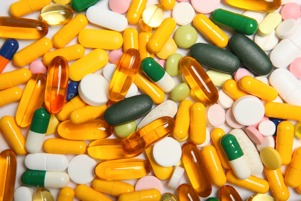pills on a colored background top view. Medicine, treatment, illness. Medication in tablets. - Foto, imagen
