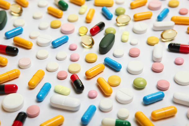 pills on a colored background top view. Medicine, treatment, illness. Medication in tablets. - Foto, Imagen