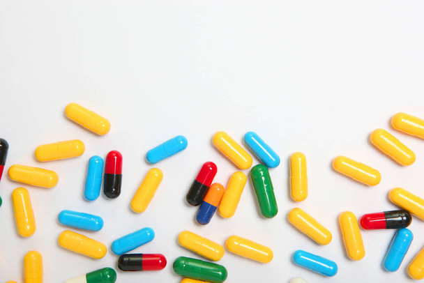 pílulas em um fundo colorido vista superior. Medicina, tratamento, doença. Medicação em comprimidos
. - Foto, Imagem