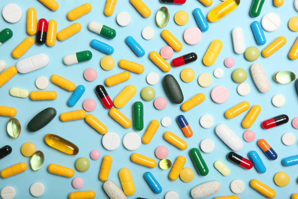 pastillas en una vista superior de fondo de color. Medicina, tratamiento, enfermedad. Medicamento en comprimidos
. - Foto, Imagen