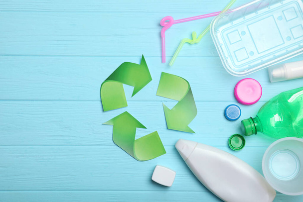 Eri muovi roskat ja roskat kierrätys merkki värillinen tausta ylhäältä näkymä. Planeetan pelastamisen käsite, roskien erottaminen
. - Valokuva, kuva