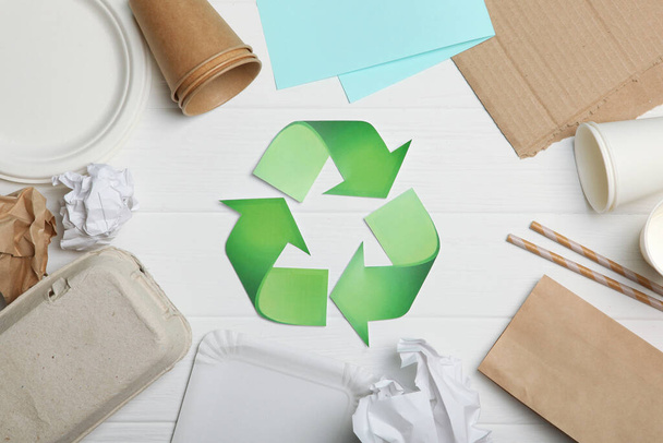 Verschiedene Papiermüll- und Müllrecycling-Schilder auf einem farbigen Hintergrund von oben. Das Konzept der Rettung des Planeten. - Foto, Bild