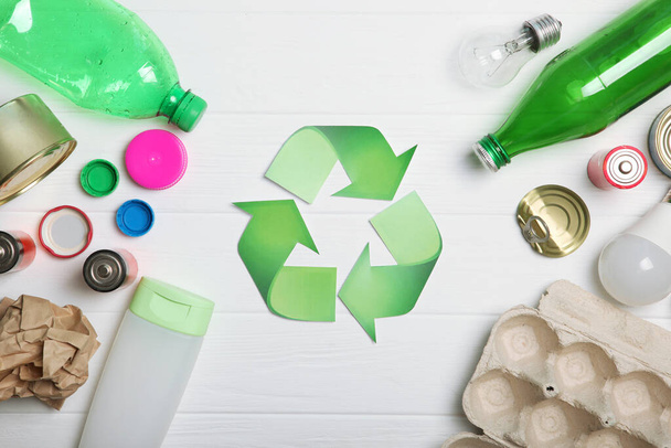 Verschillende soorten afval en recycling teken op een gekleurde achtergrond bovenaanzicht. Het begrip natuurbehoud, scheiding en sortering van afval. - Foto, afbeelding