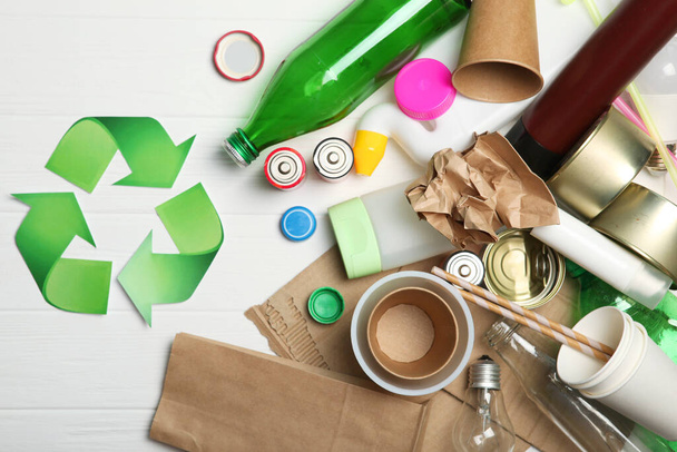 Diferentes tipos de basura y reciclado muestran en una vista superior de fondo de color. El concepto de conservación de la naturaleza, separación y clasificación de la basura
. - Foto, Imagen