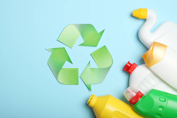Verschillende plastic prullenbak en afval recycling teken op een gekleurde achtergrond bovenaanzicht. Het concept van het redden van de planeet, de scheiding van afval. - Foto, afbeelding