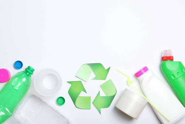 Verschiedene Plastikmüll und Müll Recycling Zeichen auf einem farbigen Hintergrund Draufsicht. Das Konzept der Rettung des Planeten, die Mülltrennung. - Foto, Bild