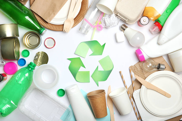Různé typy odpadků a recyklační značky na barevném pozadí horní pohled. Koncept ochrany přírody, separace a třídění odpadků. - Fotografie, Obrázek