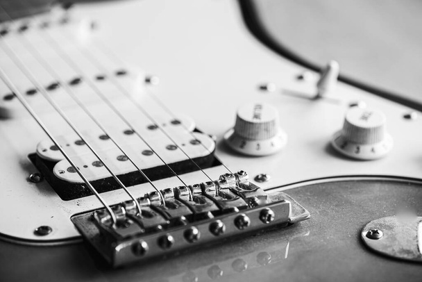 Cordas de guitarra, fechar. Guitarra acústica. Fotografia em preto e branco. Foco seletivo
  - Foto, Imagem