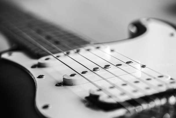 Stringhe di chitarra, chiudi. Chitarra acustica. Fotografia in bianco e nero. Focus selettivo
  - Foto, immagini