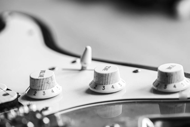 Stringhe di chitarra, chiudi. Chitarra acustica. Fotografia in bianco e nero. Focus selettivo
  - Foto, immagini