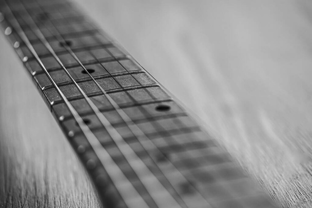 Gitárhúr, közel. Akusztikus gitár. Fekete-fehér fotózás. Szelektív fókusz  - Fotó, kép